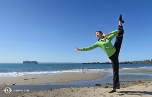 Vũ công chính Elsie Shi trên bãi biển ở Santa Barbara. (Ảnh chụp bởi vũ công Hannah Rao)