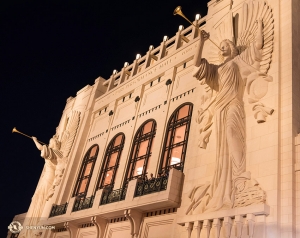 Trong khi đó, Đoàn Nghệ thuật Shen Yun Thế giới tới thăm thành phố Fort Worth, Texas, với ba buổi diễn cháy vé. Rạp nhát Bass Performance Hall, thiết kế theo các rạp hát opera cổ điển châu Âu, có 2 bức tượng thiên thần cao gần 15 mét ở mặt tiền. (Ảnh: Nghệ sĩ Cello Danielle Wang)